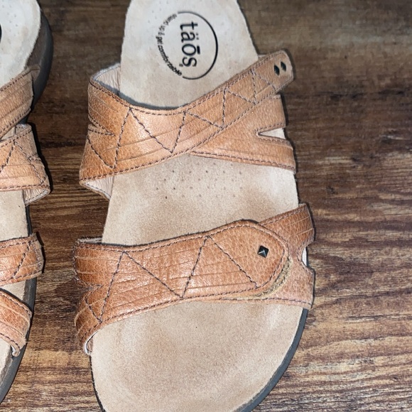TAOS leather slip on adjustable SANDALS 19211 WOMENS SZ 7 NWOT never worn shoes - Picture 4 of 7